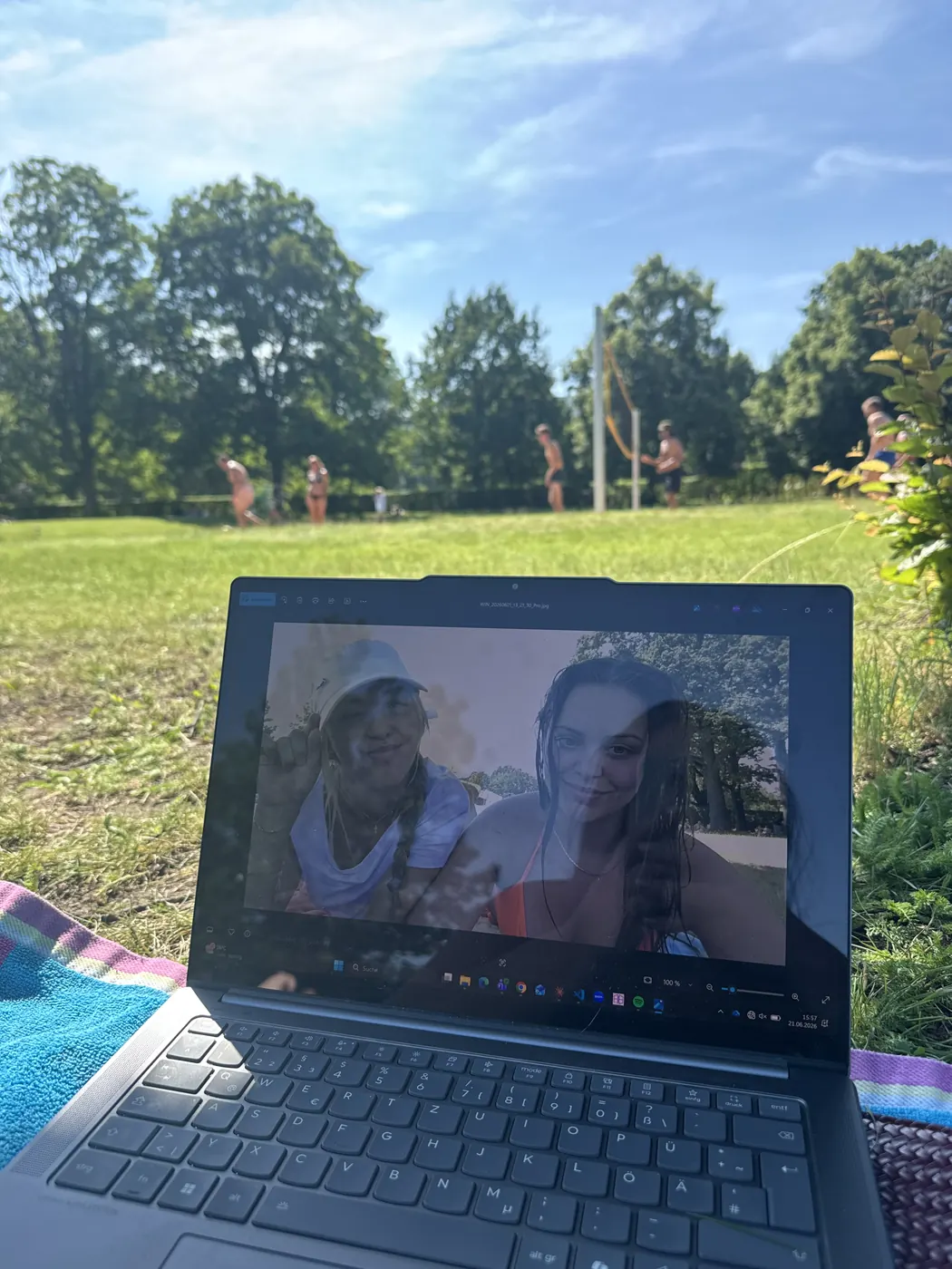 Videocall auf dem Laptop auf der Picknickdecke im Park