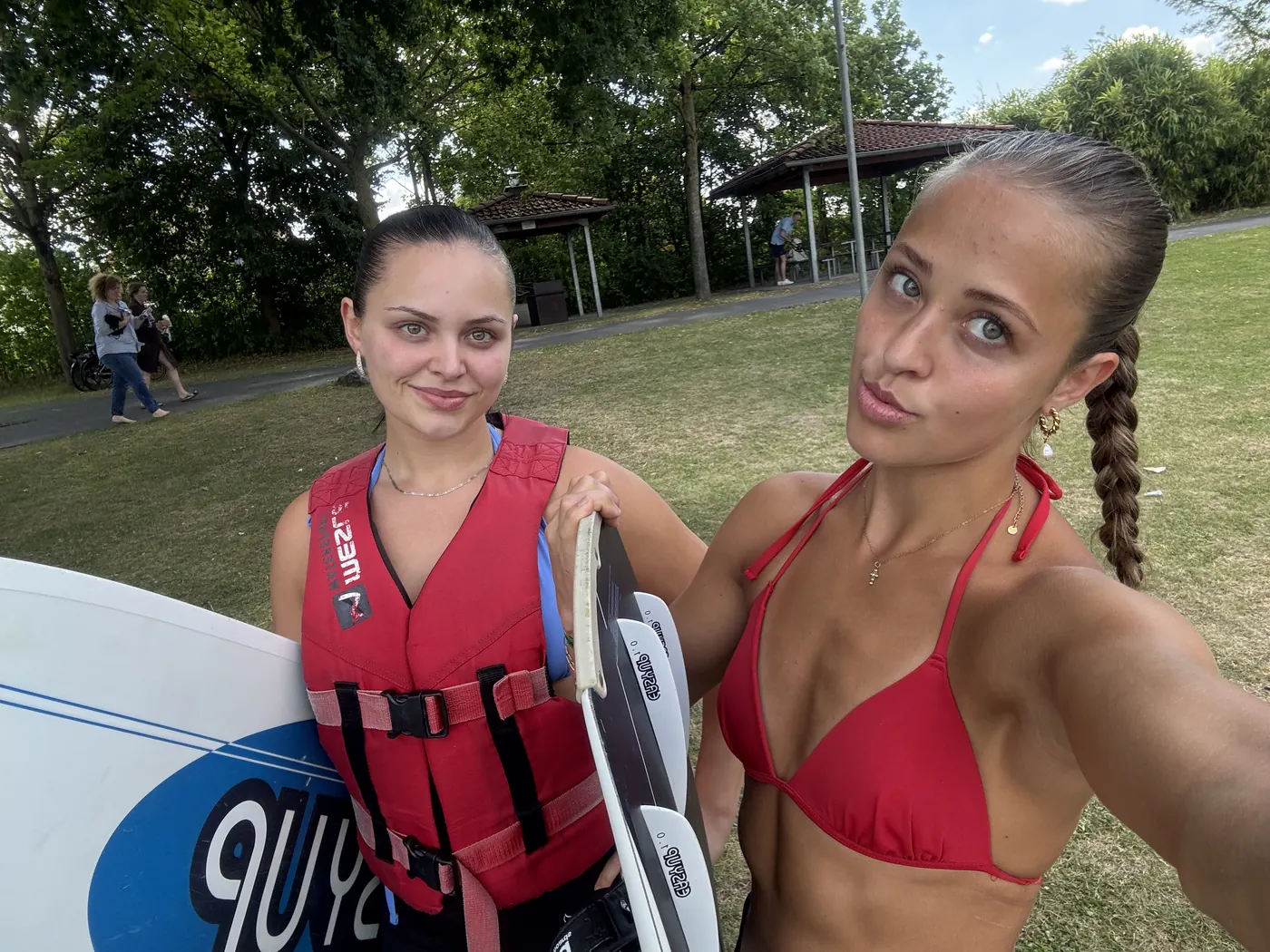 Selfie von uns beiden mit Wakeboards im Park