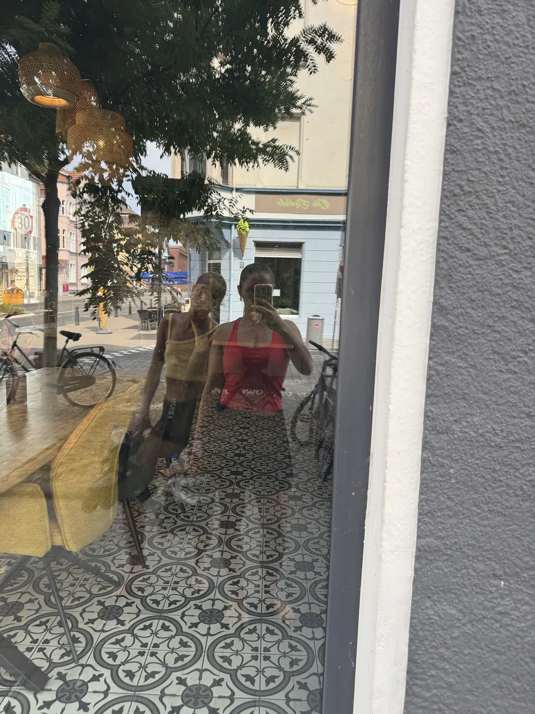 Spiegelselfie im Schaufenster